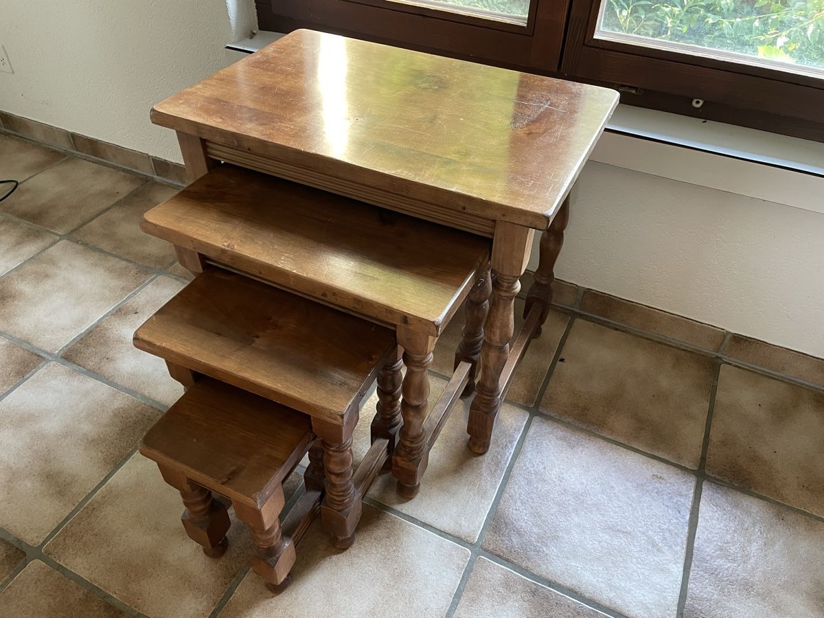 Set di tavolo e panche: Holz-Beistelltische  – Usato da Volketswil venduto da Iki4Sales 2