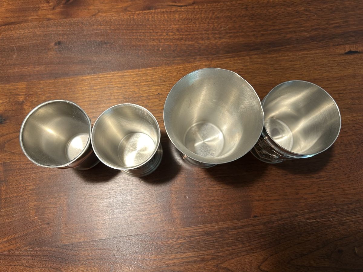 Tutte le decorazioni: 4er-Set antike Zinnbecher  mit Motiven – Usato da Zürich venduto da Sofaking1979 1