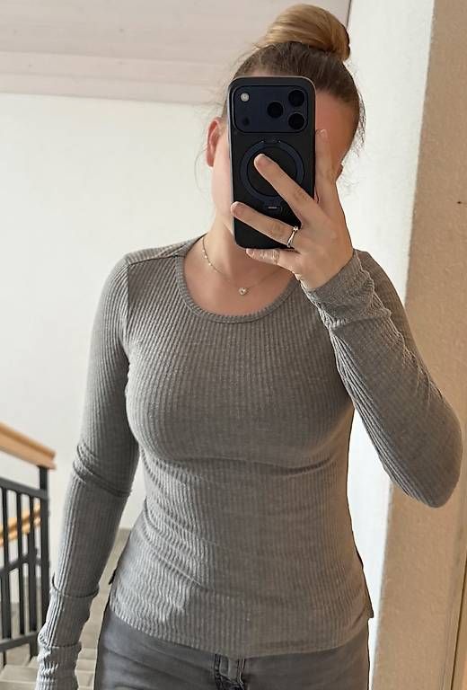 Maglioni & Felpe: GRAUES RIPP-LANGARMSHIRT – Usato da Affeltrangen venduto da janaleiin
