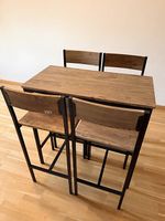 Vends table haute et 4 chaises hautes