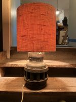 Tischlampe mit Holzradfuss rustikal gebrauchter Zustand