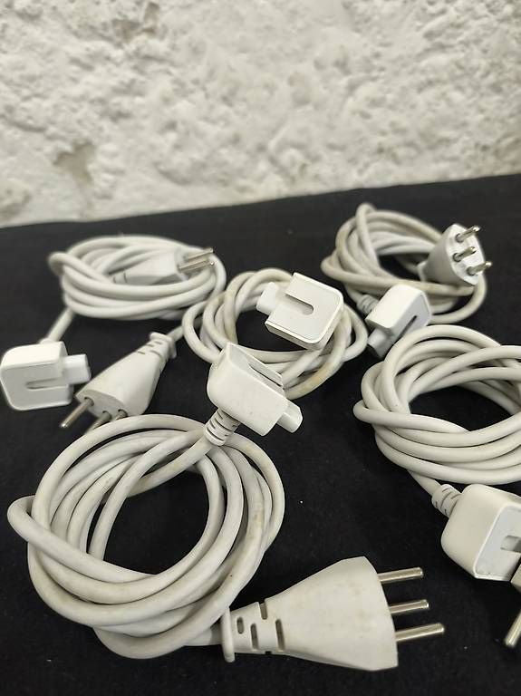 Apple Câbles: Stromkabel mit Schweizer Stecker (1,8 m) – D'occasion à Binningen par saviola01