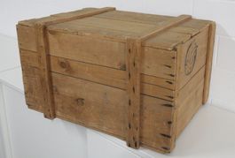Holzkiste mit Stempel "Brieftaube"
