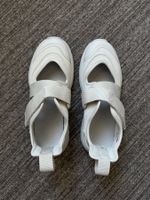 Muji - Sandali a punta chiusa con cinturino in velcro