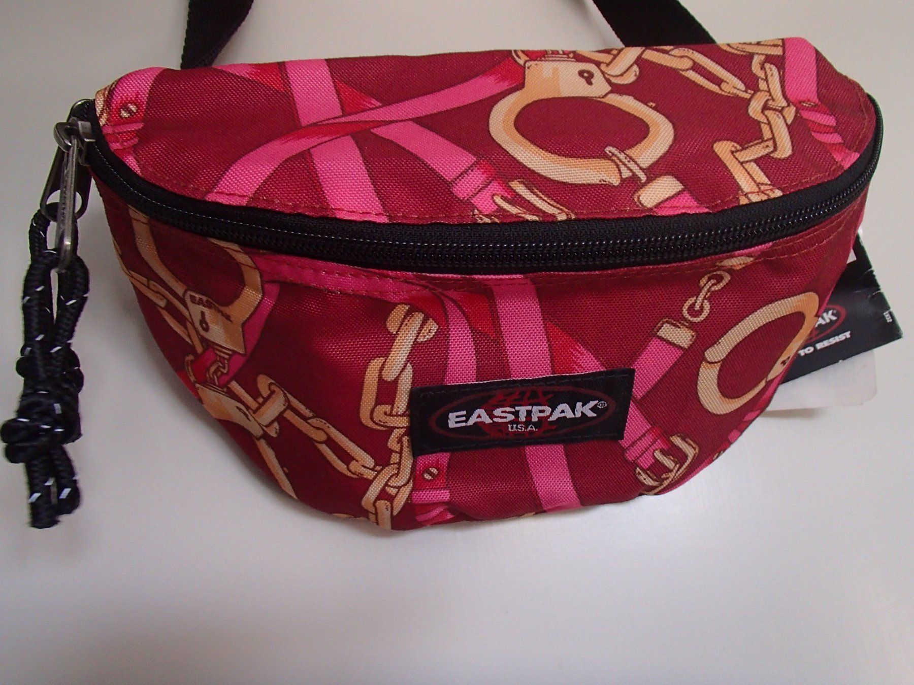 Eastpak Taschen für Damen: kleine rote EASTPAK Bauch-oder Umhängetasche Handschellen – Neu und originalverpackt aus Schöfflisdorf von pullux 3