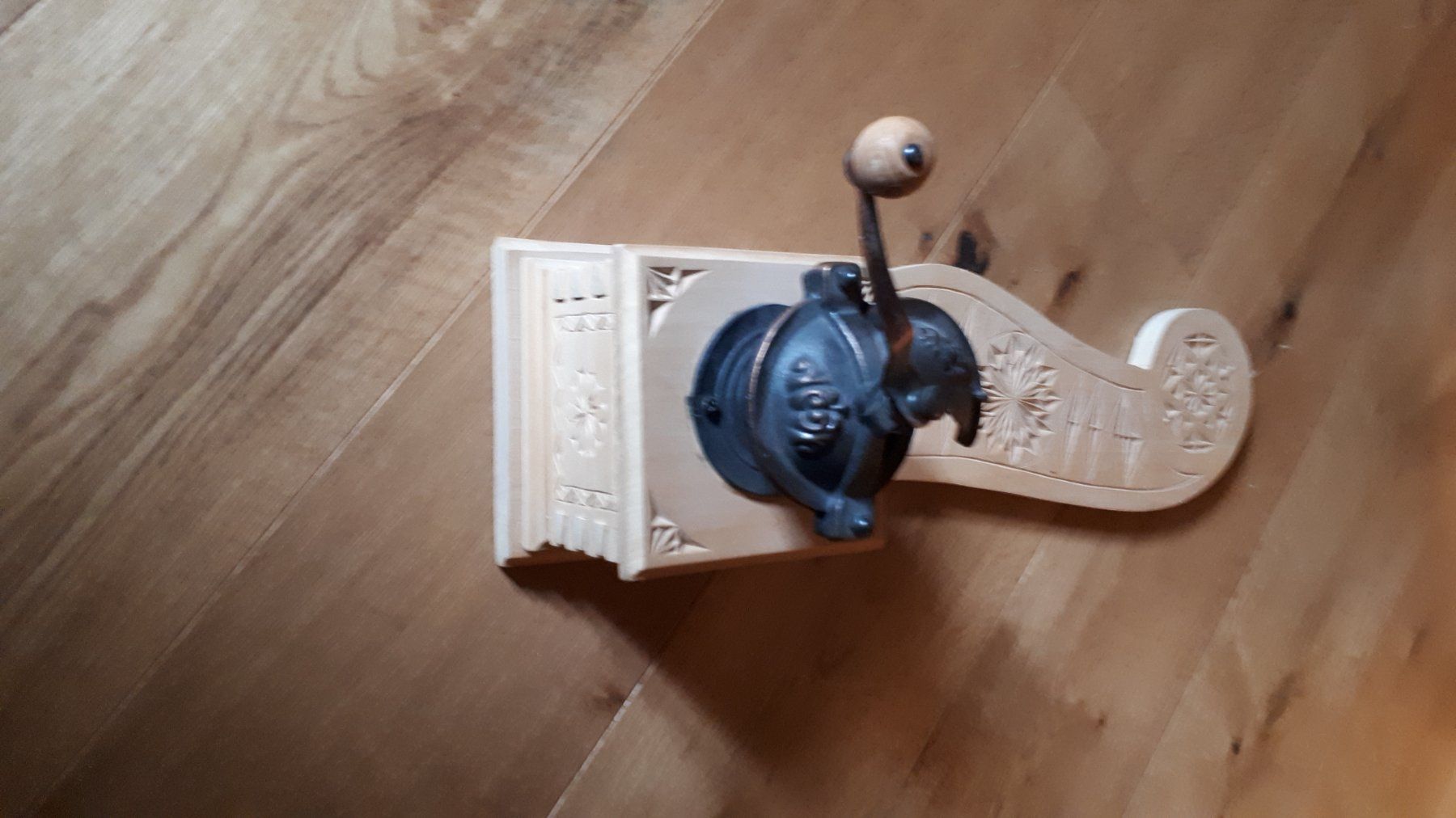 Tutte le decorazioni: Kaffeemühle Wandmodell Holz geschnitzt – Usato da Flums venduto da derfahrzeugpfleger 1