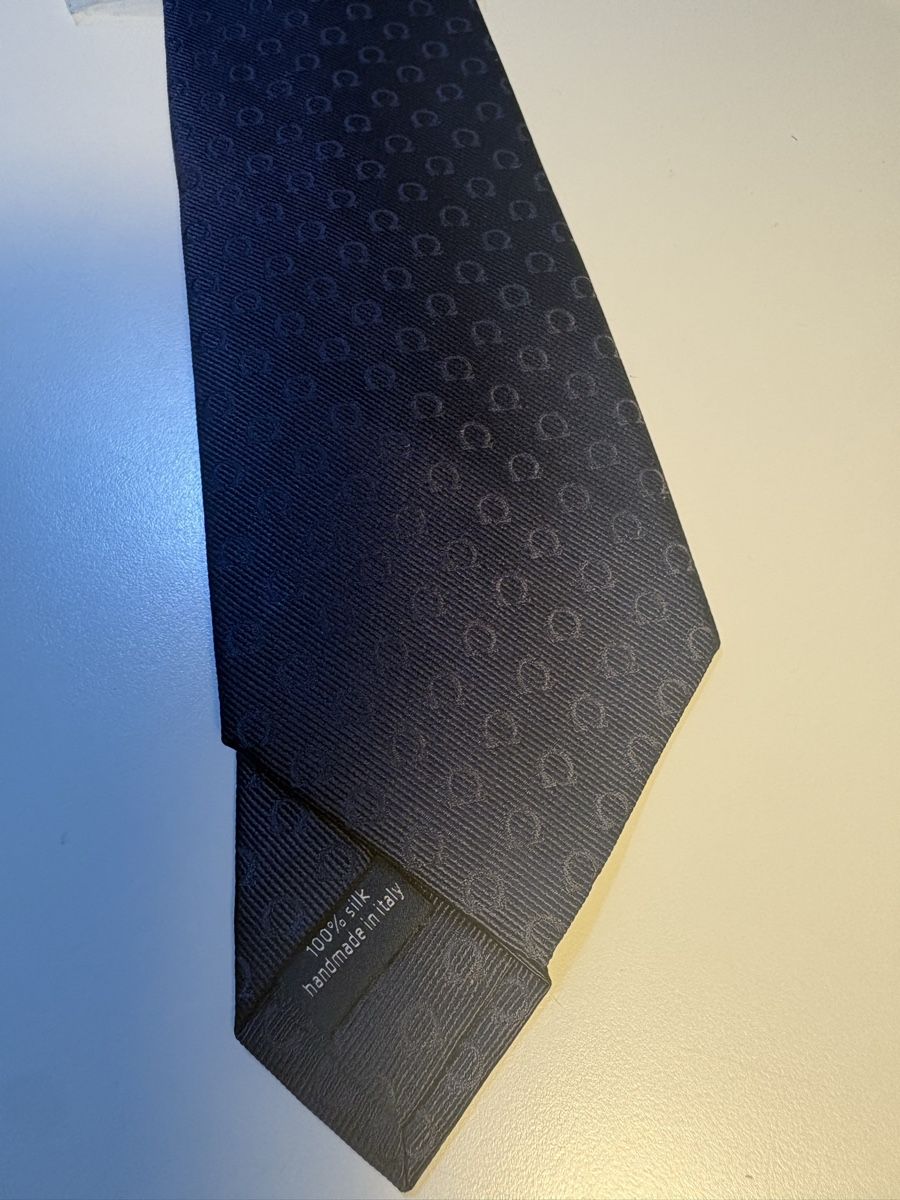 Cravatte: Cravate Omega de luxe en soie - Élégance intemporelle – Nuovo e nell'imballaggio originale da Kerzers venduto da OR1964 1