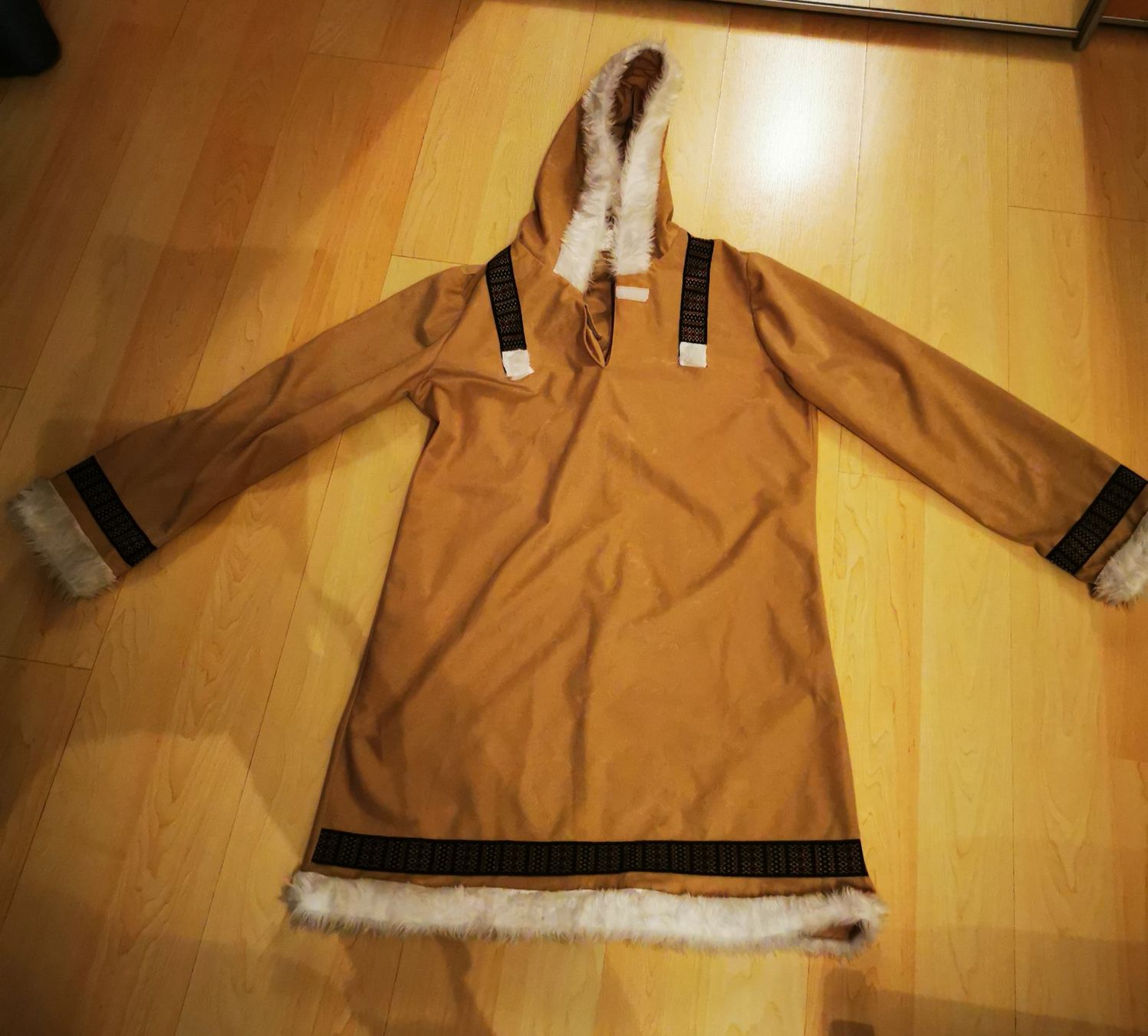 Costumi: Fasnachtskleid Inuit Gr. 164 – Usato da Rotkreuz venduto da Wirbelprinzessin