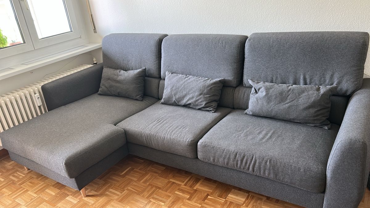 Divani: Ecksofa grau mit Chaiselongue gebrauchter Zustand – Usato da Ormalingen venduto da Brid512