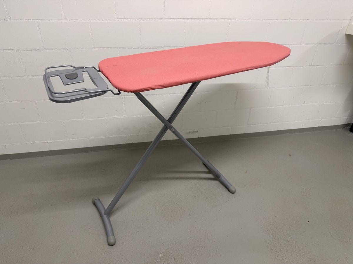 Assi da stiro: Bügelbrett pink – Usato da St. Gallen venduto da Diced 3