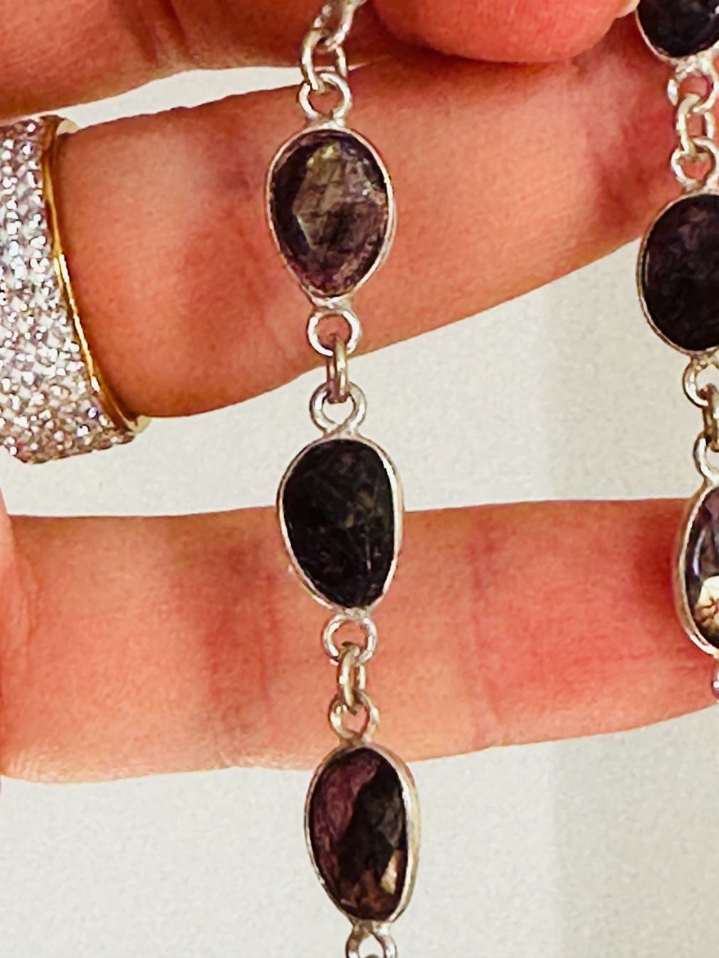 Bracciali & Braccialetti: Color Enhanced Red Flash Labradorite Bracelet 7" – Nuovo e nell'imballaggio originale da Genève venduto da AGBERG 7
