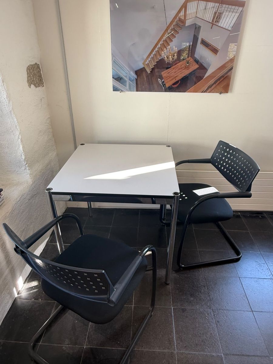 Set di tavolo e panche: USM Tisch mit 4 Vitra Stühlen – Usato da Altendorf venduto da SabrinaC93 2