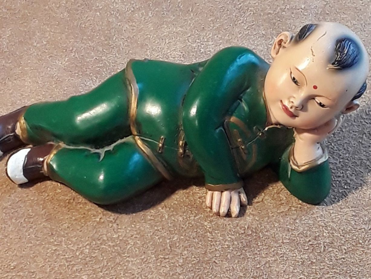 Statuette: Figur eines liegenden Mannes CHINA, ca 1950 – Usato da Zürich venduto da philpip