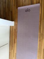 Yogamatte Alo Yoga lila guter Zustand