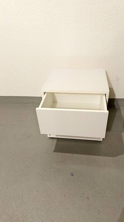 Tables de nuit: Nachttischmöbel mit Glasabdeckung – D'occasion à Meggen par Silunietli2 1