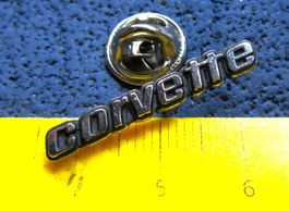 CHEVROLET CORVETTE SCHRIFTZUG SILBRIG SCHMAL 28mm BREIT PIN
