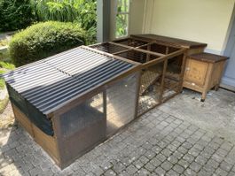 Stall mit Auslaufgehege für Meeris