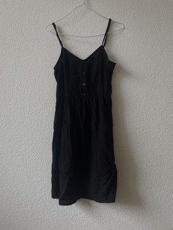 Simples schwarzes Kleid mit Knöpfe