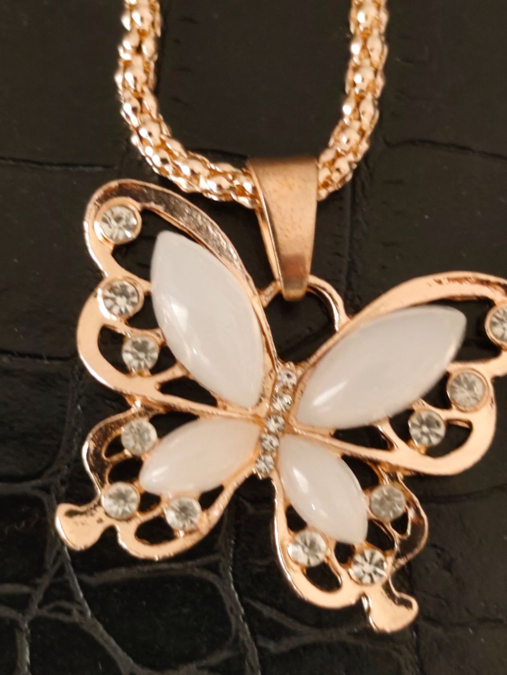Ketten: Halskette mit Schmetterling Anhänger,  Rosegoldfarben – Neu (gemäss Beschreibung) aus Eschenbach LU von Orchi 1