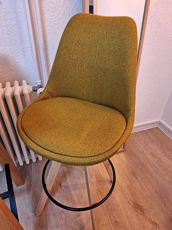 Set di tavolo e panche: Bartisch + 2 Barhocker im skandinavischen Stil  CHF 150 – Usato da Augst BL venduto da sam_gn7x 1
