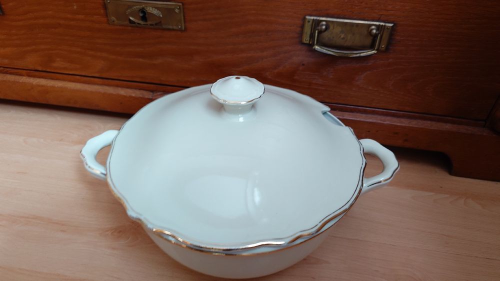 Coupes: Elegante Suppenterrine, Porzellan mit Goldrand, Vintage – D'occasion à Walterswil SO par Daniela.K 1