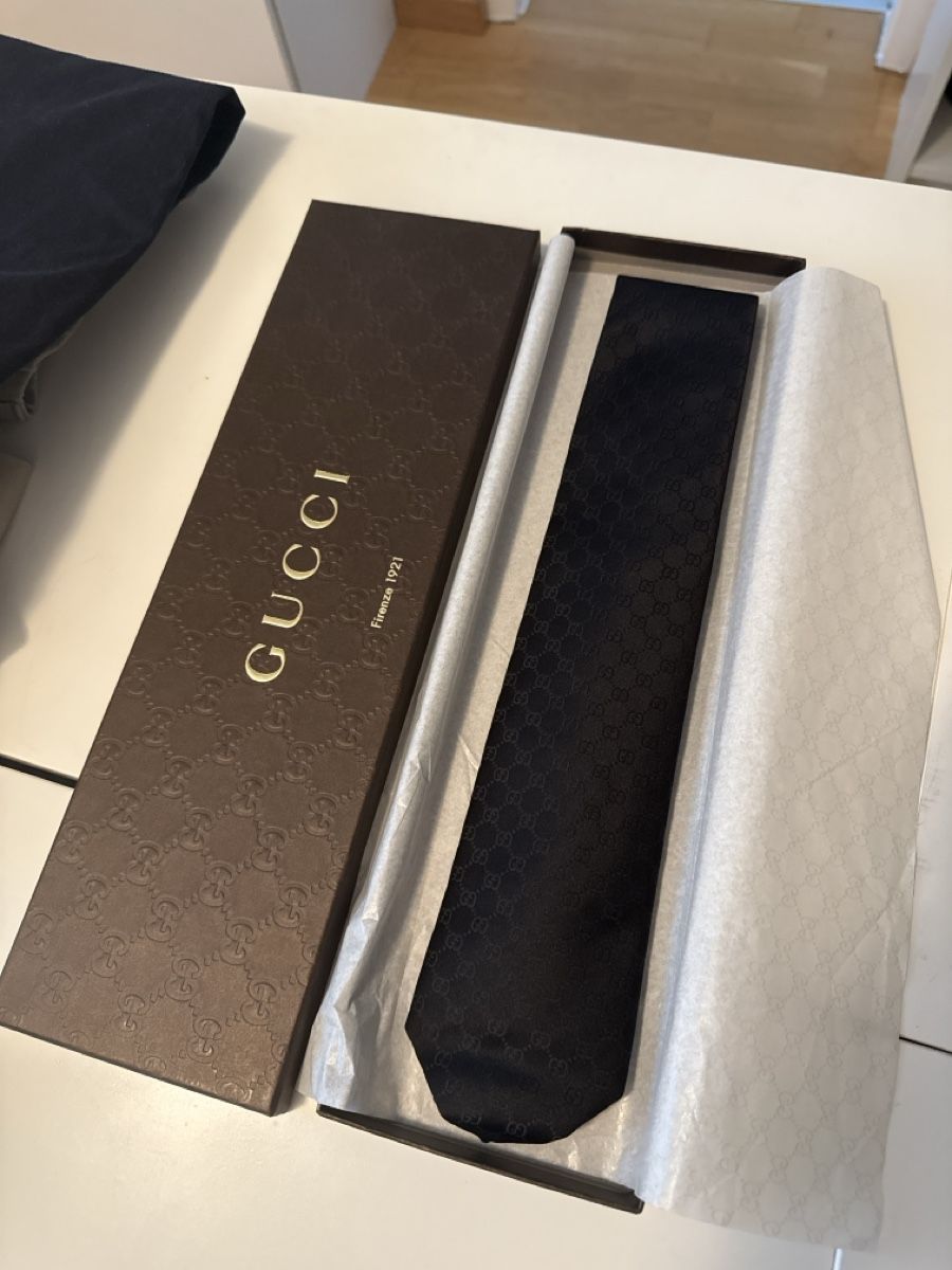 Gucci Krawatten: Gucci Tie Black Monogram original verpackt – Neu und originalverpackt aus Küsnacht ZH von Helenassecondhand