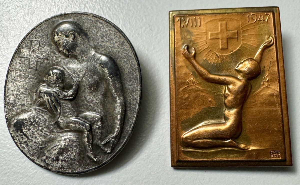 Swiss Placchette & Badge: 2 alte 1. August Abzeichen Plakette 1945 + 1947 – Usato da Rothrist venduto da Luckywinner