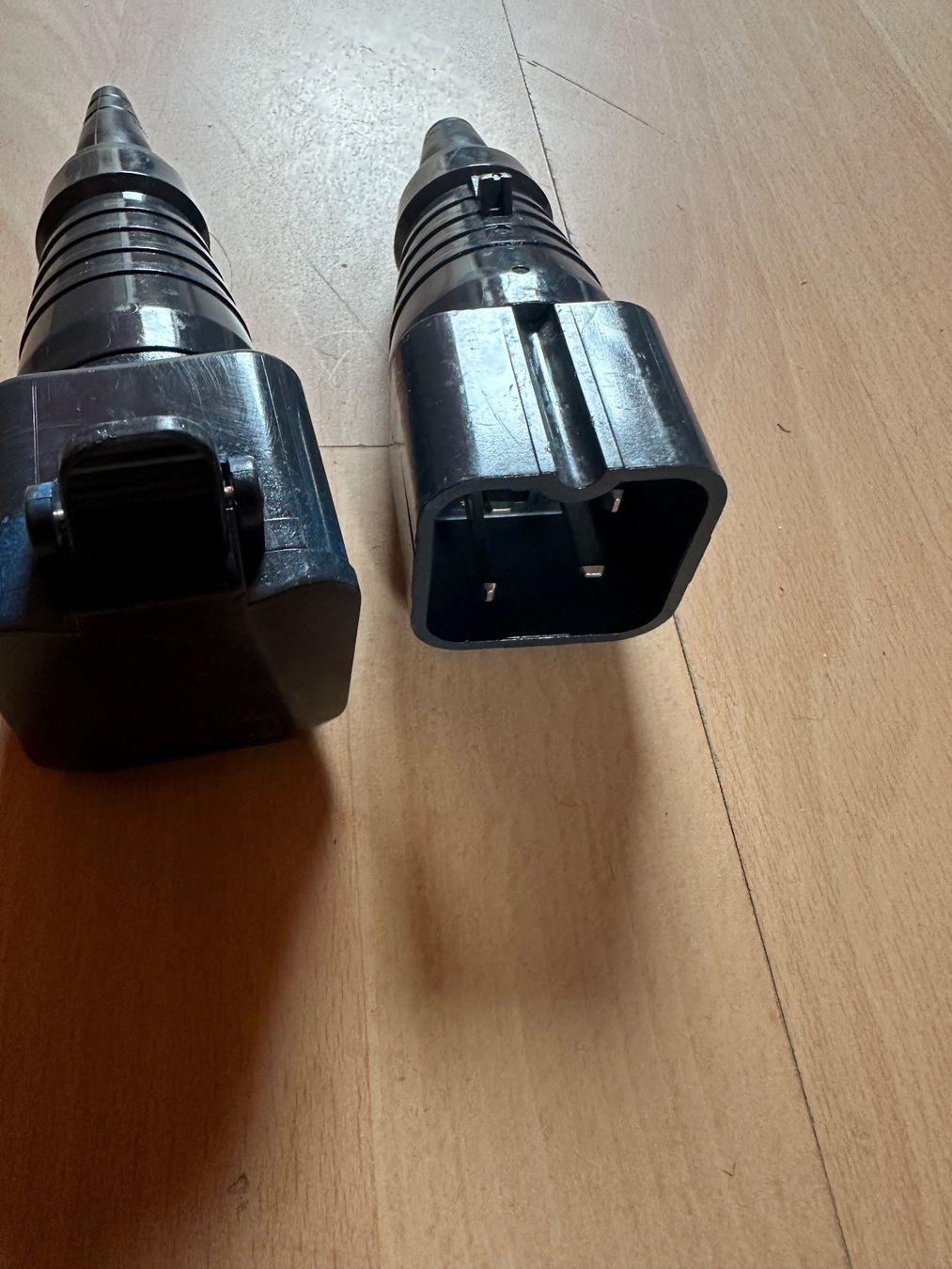 Spine: Stecker/ Kupplung J15 4 Polig – Usato da Huttwil venduto da Bolpa 2