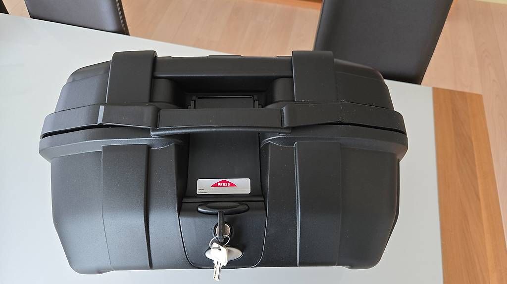 Givi Topcase: Top case GIVI Trekker 52L Black – Usato da Arconciel venduto da Anthera 1