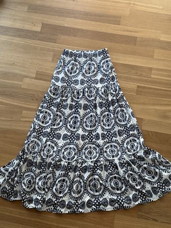 Maxirock weiss blau mit Muster für grosse Frauen