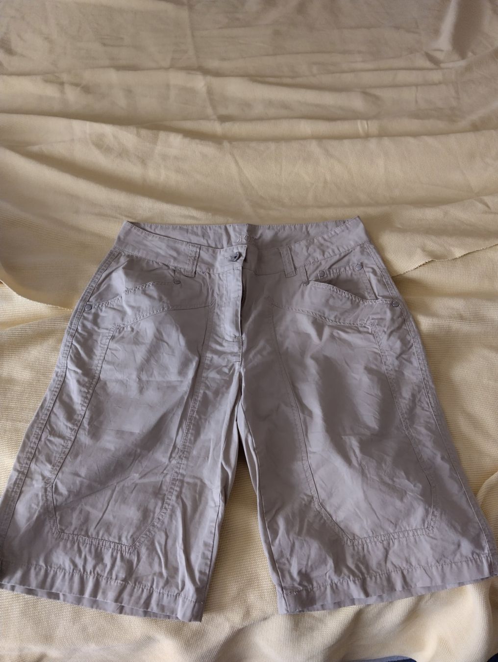 Pantaloni: hübsche beige Sommer-Shorts, Marke JOY – Usato da Hausen am Albis venduto da Adiwettstein