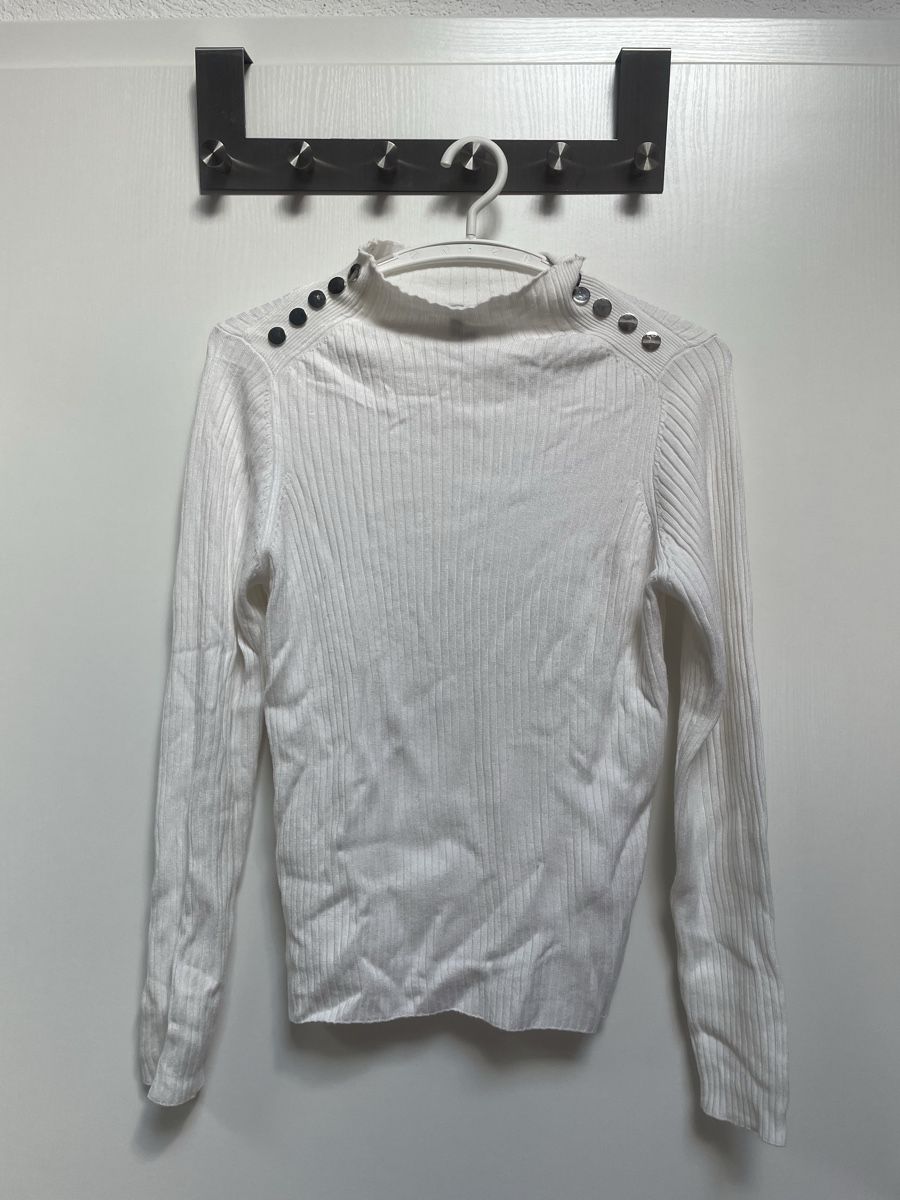 Tops: Pull blanc côtelé à col montant – D'occasion à Corgémont par Leane.Z