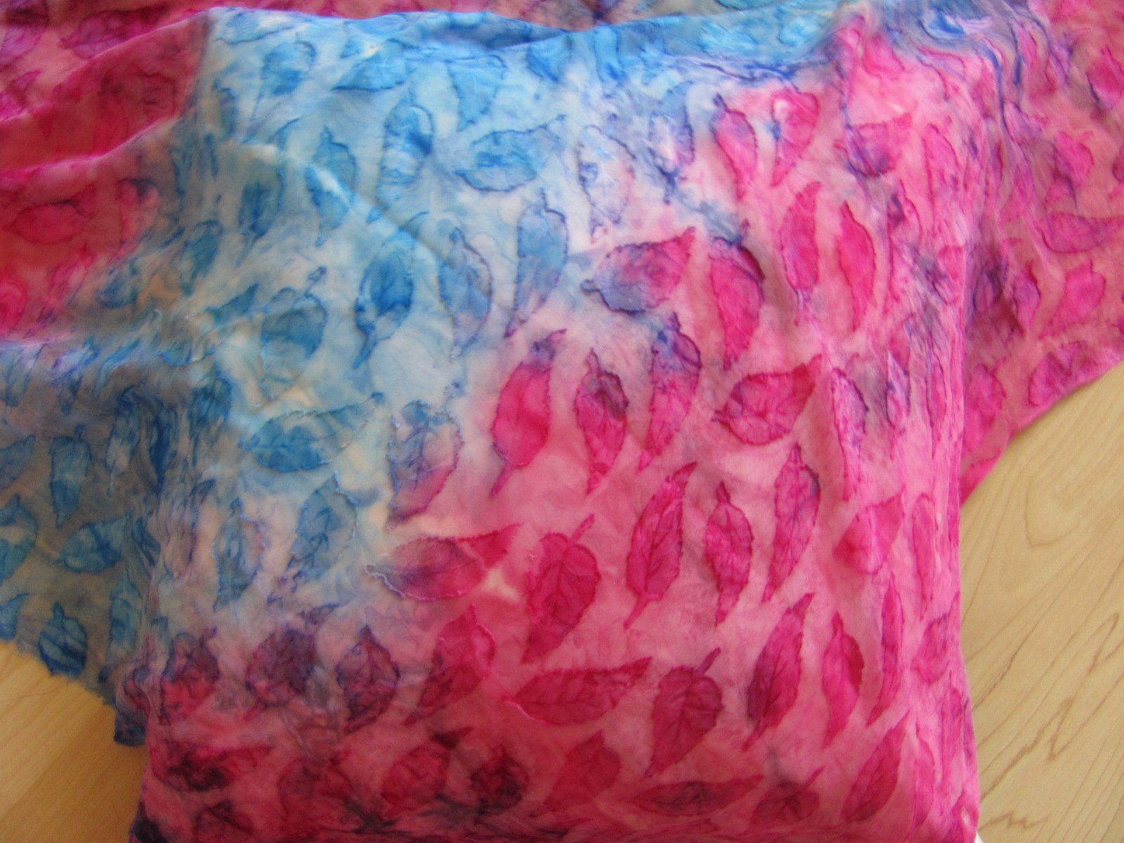 Tessuti: Sommerstoff Chiffon mit Blattmuster, Pink, Blau, Lila – Nuovo e nell'imballaggio originale da Kriens venduto da Miracle49 1