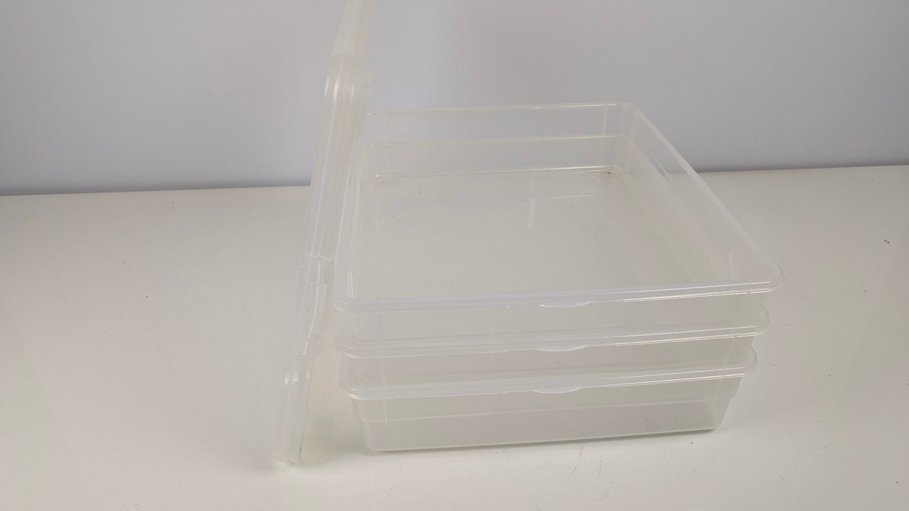 Transportkisten: 3 Plastik Kisten mit 2 Deckel – Gebraucht aus Wettingen von Wendemarket