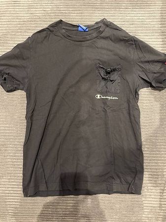 Champion T-Shirt schwarz mit Utility-Tasche  Gr. M