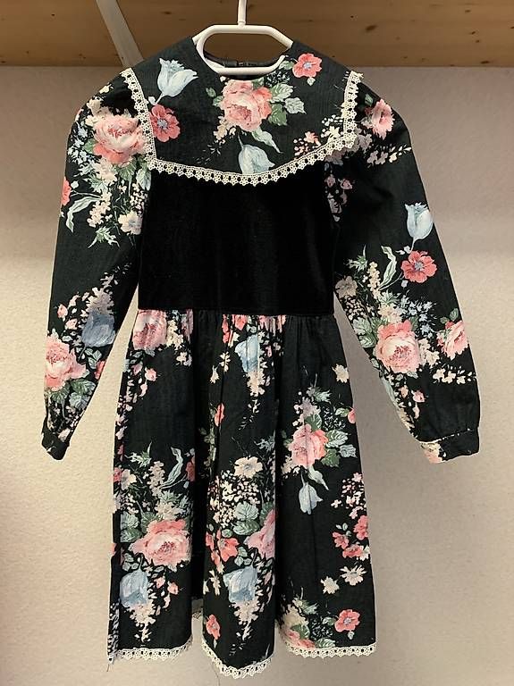 Kleider: Schwarzes Samtkleid mit Blumenmuster  – Gebraucht aus Zürich von lil_xr6x