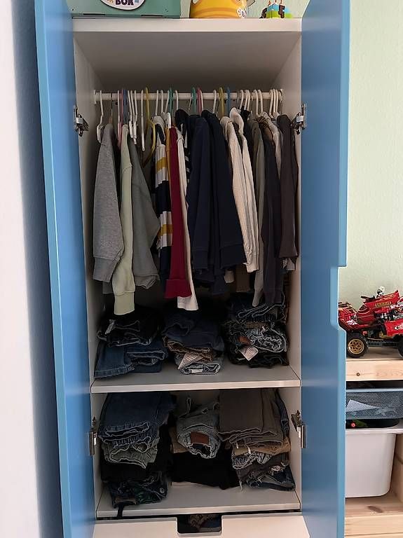 Armadi: Ikea Kinder-Kleiderschrank – Usato da Zofingen venduto da vLo_ur 1