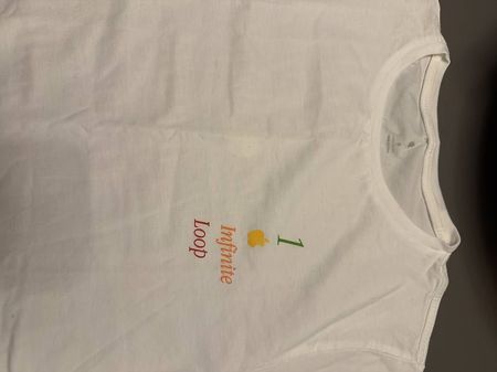 APPLE TSHIRT WURDE IN CUPERTINO GEKAUFT LEIDER ZU KLEIN 