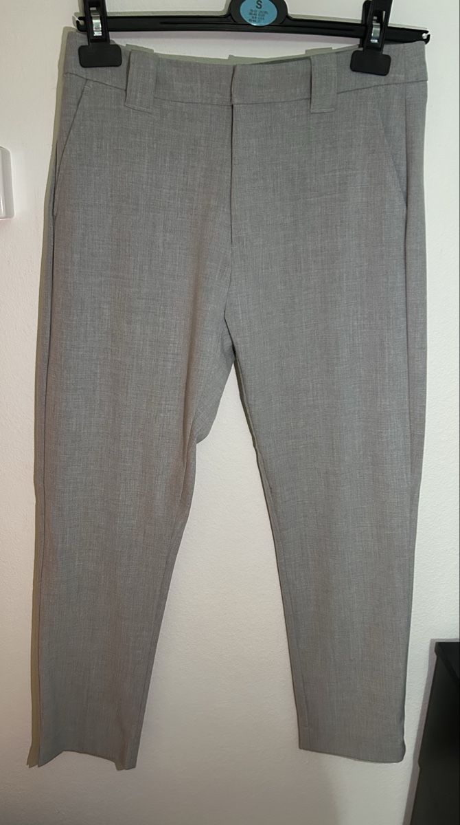 Bershka Pantaloni: Graue, dünne Anzugshose – Usato da Zürich venduto da mar_jxh9