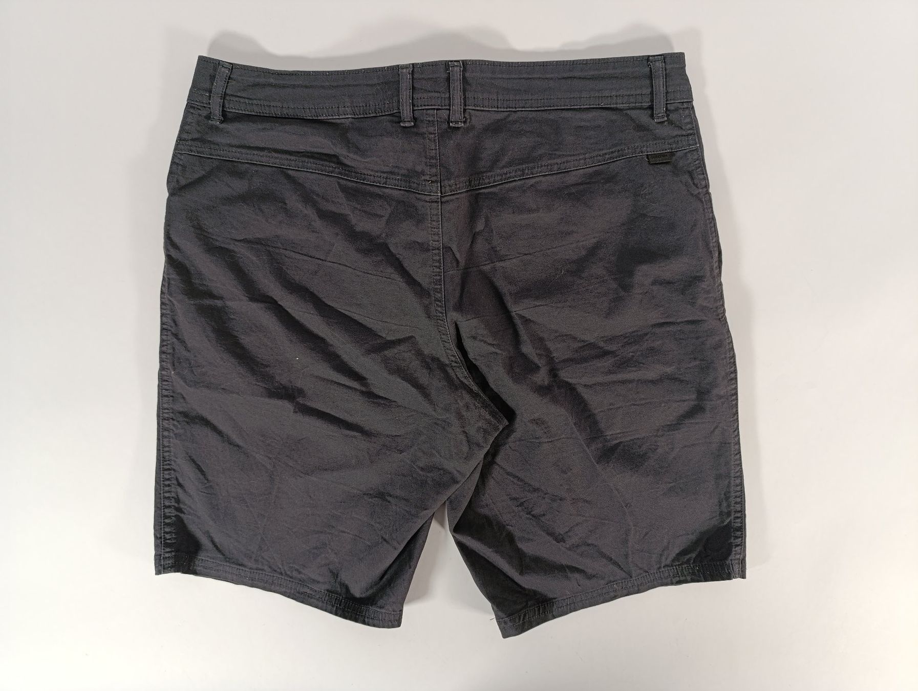 Pantaloni: Short homme anthracite taille M – Usato da Thielle venduto da Plusvalue_Neuchatel 1