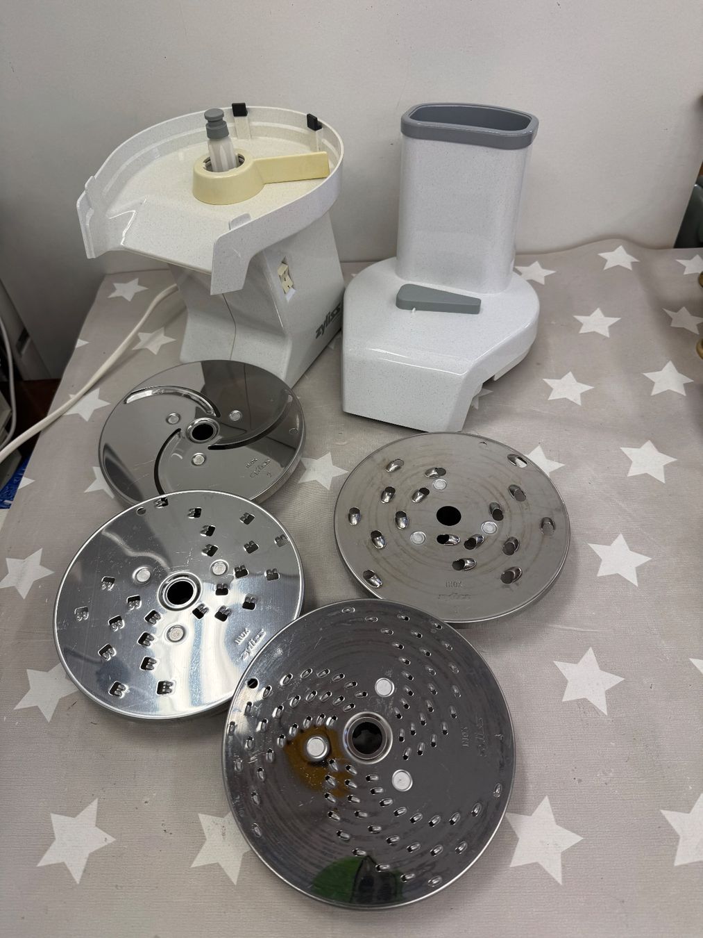 Zyliss Appareils de cuisine: Zyliss Elektro Scheibenraffel – D'occasion à Rafz par Powacaddy