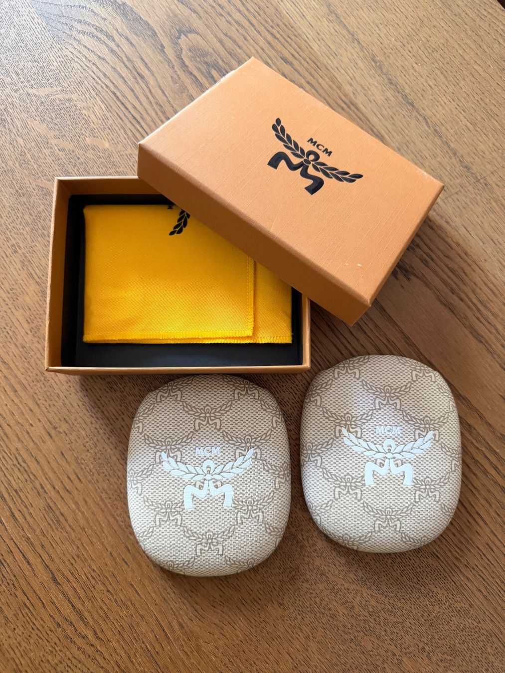 Mcm Cover & Protezioni schermo: MCM AirPods Pro Max Cover/ Hülle – Nuovo e nell'imballaggio originale da Zürich venduto da han_pz5r