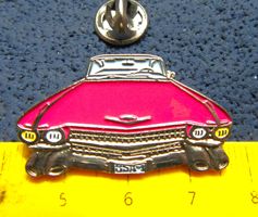 PINK CADILLAC CABRIO AUTO PIN USA GEPRÄGT SILBRIG