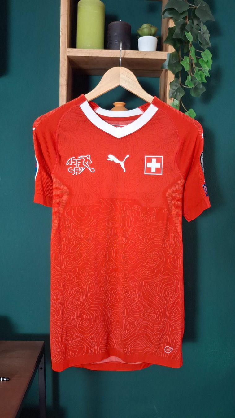 Schweizer Nati Canottiere & Pantaloni: Switzerland maillot world cup 2018 player version puma – Usato da Yverdon-les-Bains venduto da flo_8fgr
