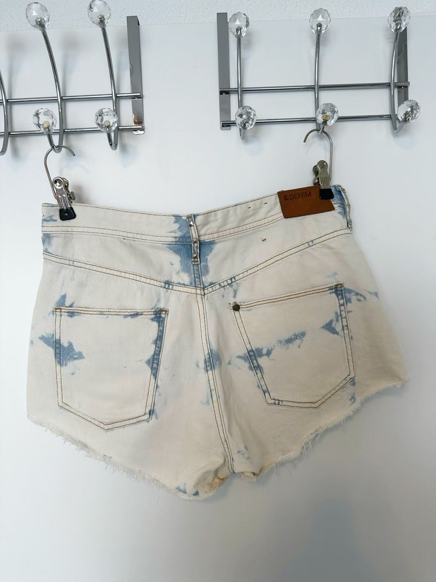 H&M Jeans: Denim High waist Shorts Grösse 42 – Nuovo (secondo la descrizione) da Eglisau venduto da Brewster1 1