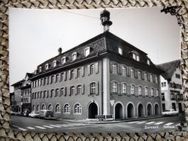 Zurzach Rathaus und alte Autos ungelaufen