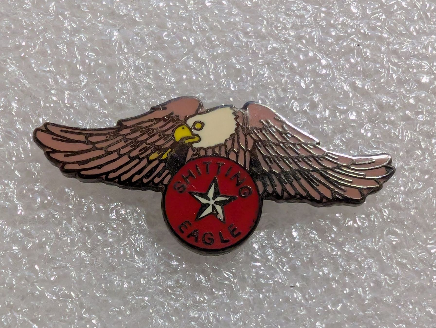 Placchette & Badge: Ansteckpin 203: Shitting Eagle – Usato da Oppligen venduto da Pin-Fall-Shop