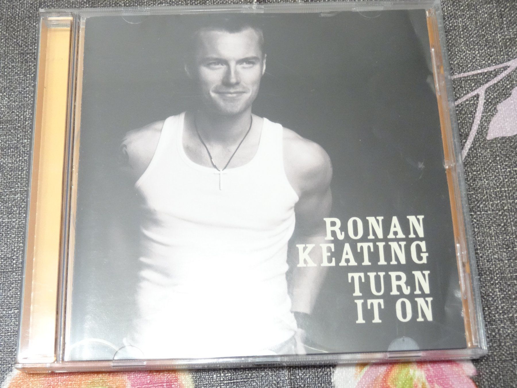 CD: Ronan Keating - Turn it on CD – Usato da Olten venduto da Disc-Ausverkauf