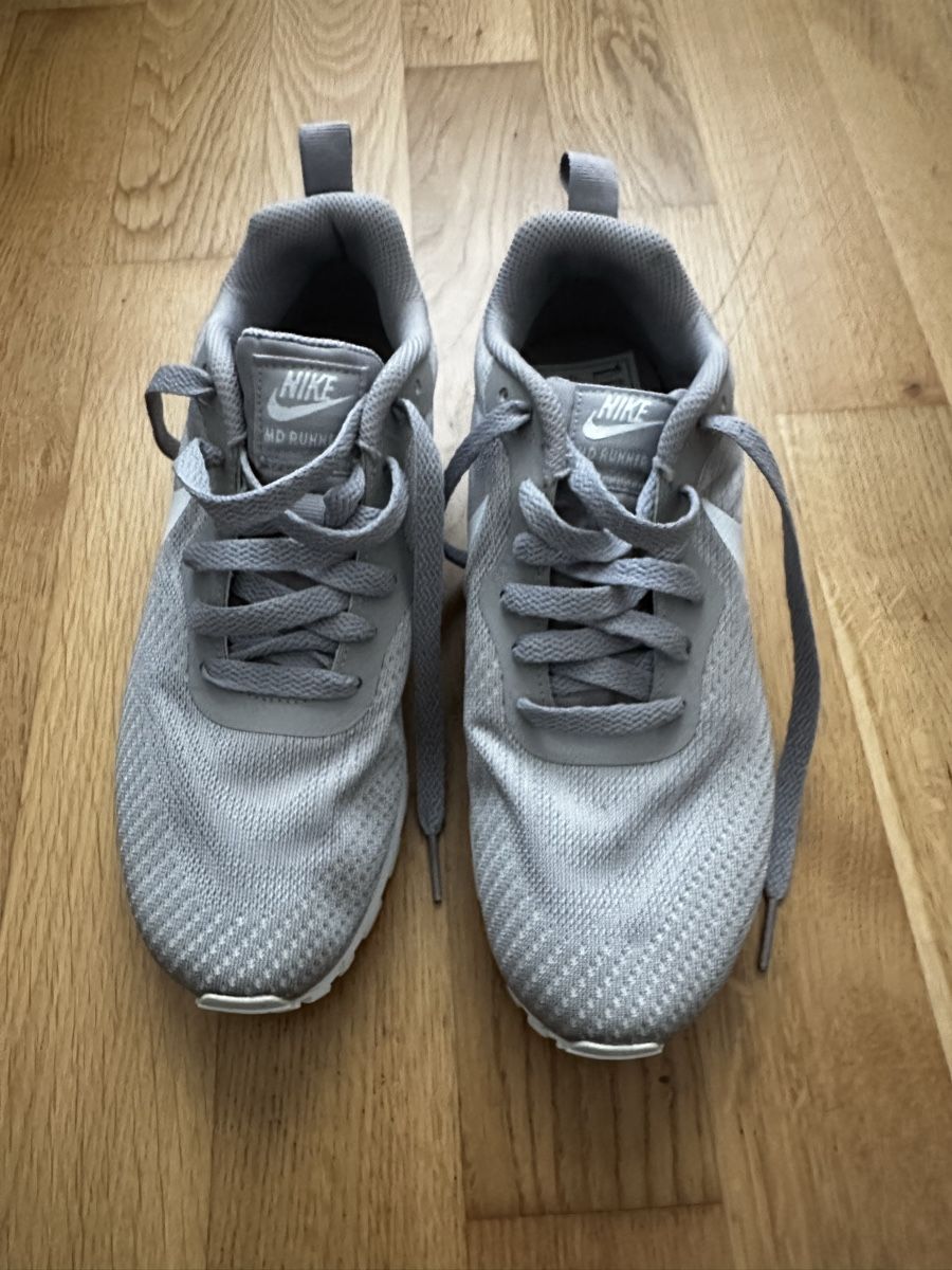 Nike Scarpe da donna: Nike MD Runner 2, Gr. 37.5, Grau, neu – Nuovo (secondo la descrizione) da Wil SG venduto da millass 1