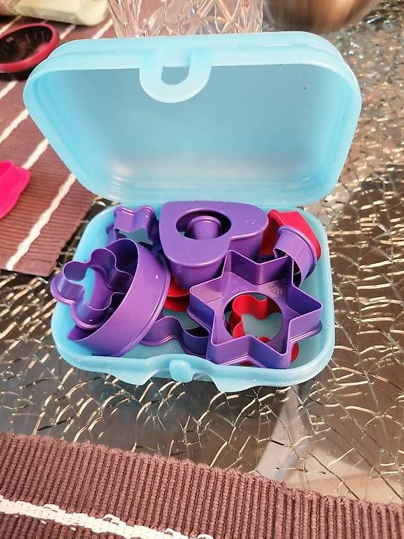 Teglie da forno: Tupperware Böxli mit Guetzli Ausstechformen  – Usato da Ebikon venduto da galupy007
